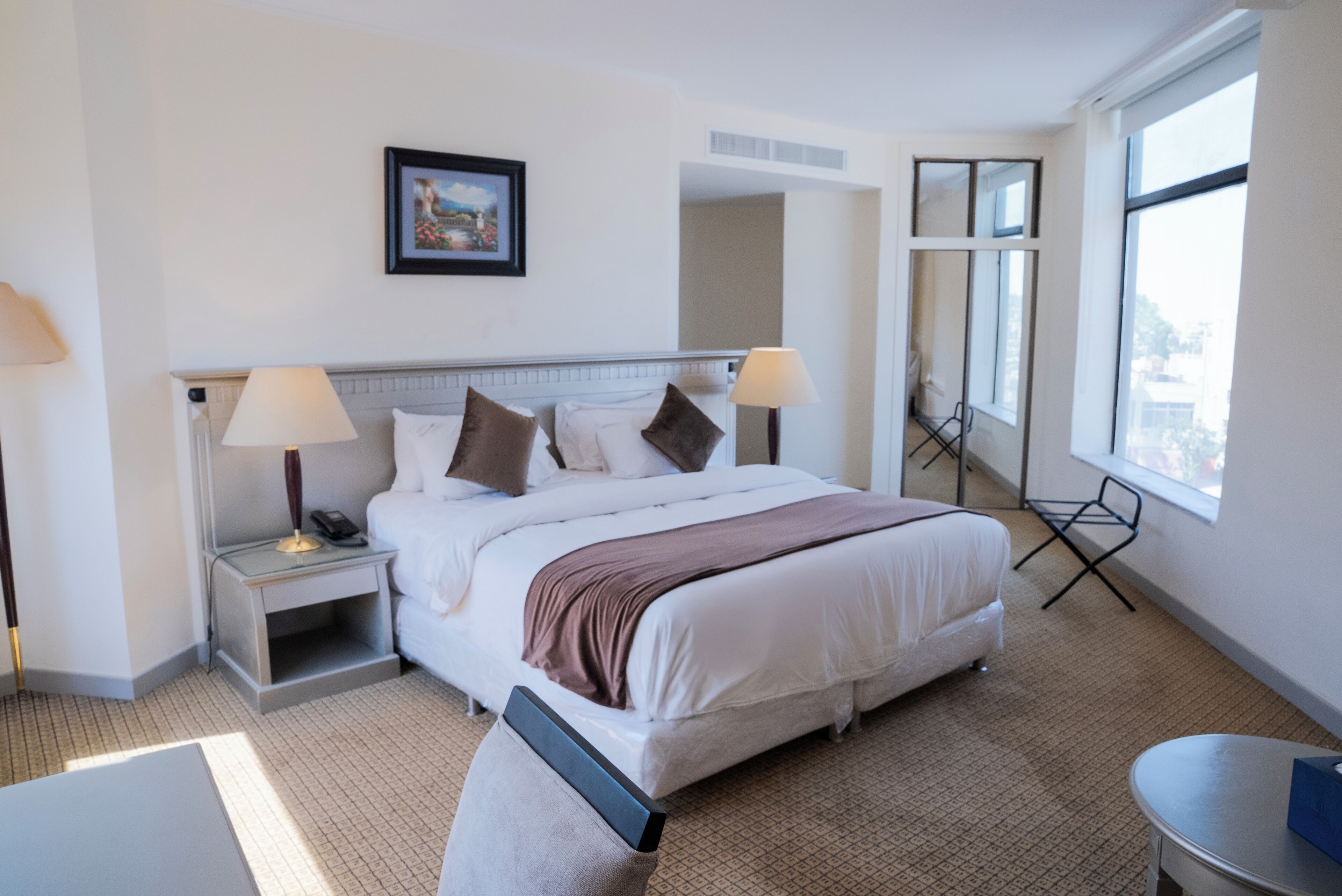 Minibar, coffres-forts dans les chambres, bureau