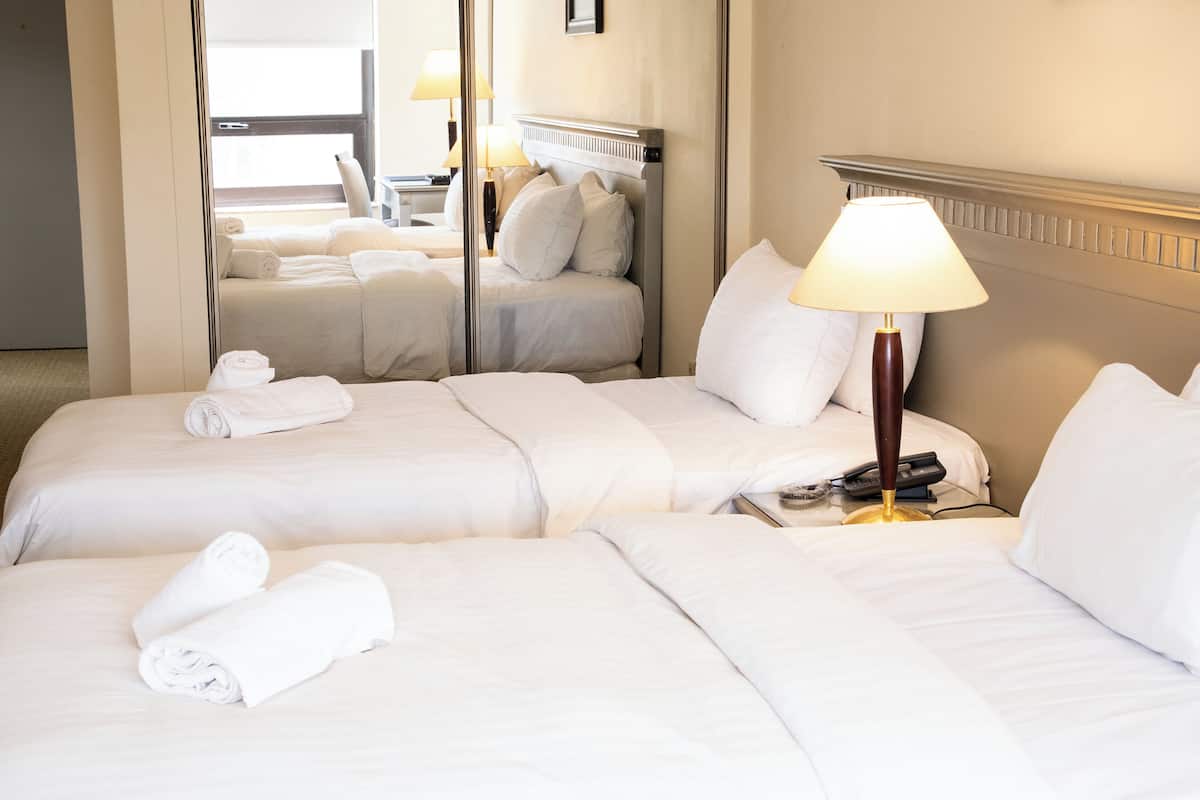 Kamar Twin Comfort, 1 kamar tidur, pemandangan kota | Minibar, brankas, meja kerja, dan ruang kerja ramah laptop
