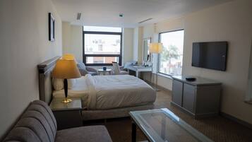 Comfort Suite, City View | Minibar, in-room safe, desk, laptop workspace