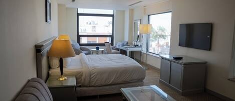 Suite Comfort, vistes a la ciutat | Minibar, caixa forta a l'habitació i escriptori