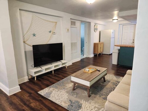 Beach Vibes 2-bedroom house 1 bath. with AC, WiFi in delightful St. Petersburg