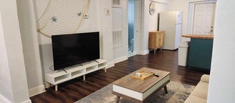 Beach Vibes 2-bedroom house 1 bath. with AC, WiFi in delightful St. Petersburg