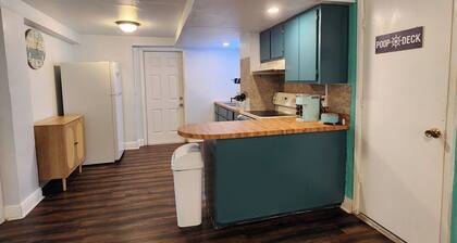 Beach Vibes 2-bedroom house 1 bath. with AC, WiFi in delightful St. Petersburg