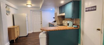 Beach Vibes 2-bedroom house 1 bath. with AC, WiFi in delightful St. Petersburg