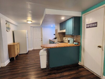 Beach Vibes 2-bedroom house 1 bath. with AC, WiFi in delightful St. Petersburg