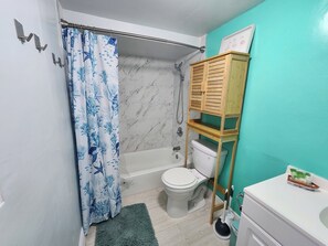 Secadora de cabello, toallas, jabón, papel de baño 