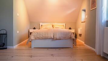 5 habitaciones, tabla de planchar con plancha, wifi y ropa de cama