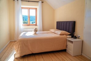 5 bedrooms, iron/ironing board, WiFi, bed sheets - Spacious 5-bedroom house with Sauna and Massage chair (Cerknica)