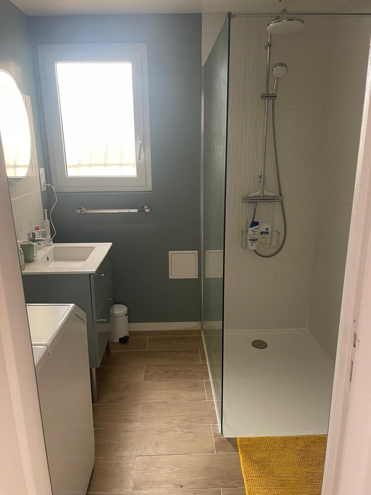 Een douche, een haardroger, handdoeken, zeep