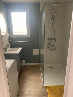 Dusj, hårføner, håndklær og såpe