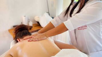 Kawasan rawatan terbuka, rawatan badan, aromaterapi, urut tuaman batu