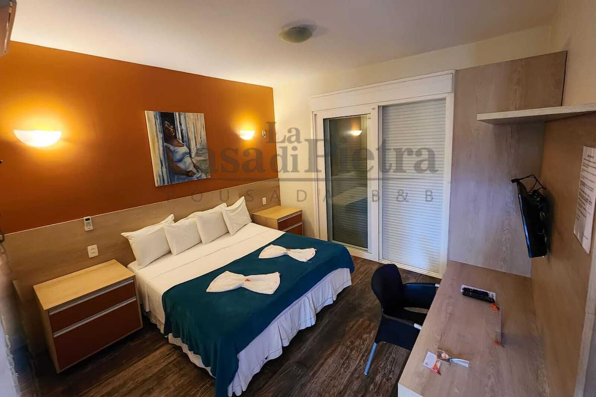 Habitación con 2 camas individuales, vista a la playa | Escritorio y espacio para trabajar con laptop 