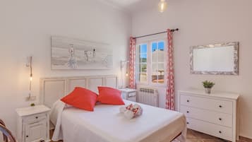 4 bedrooms, iron/ironing board, WiFi, bed sheets