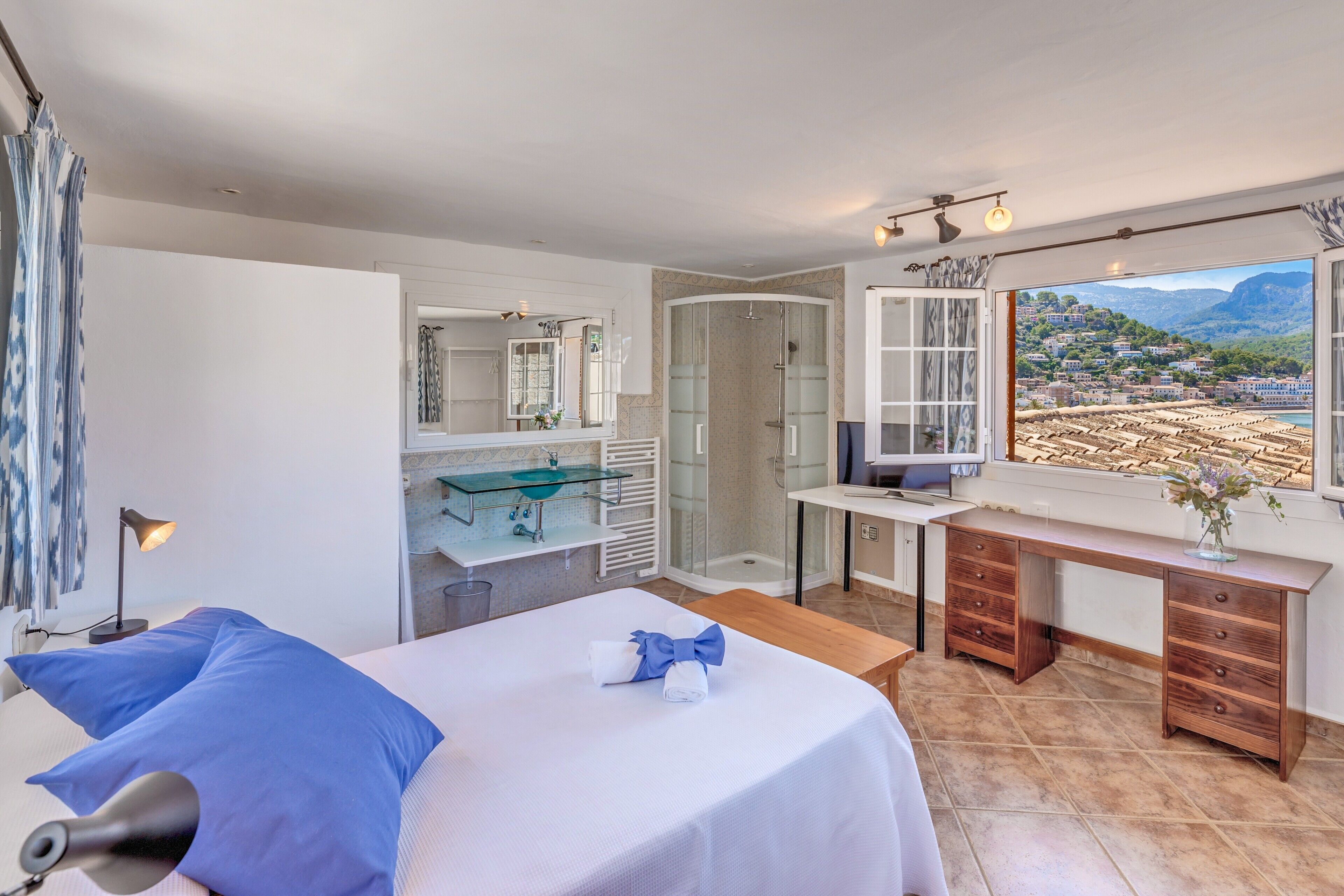 4 bedrooms, iron/ironing board, WiFi, bed sheets