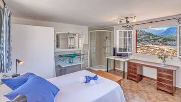 4 bedrooms, iron/ironing board, WiFi, bed sheets