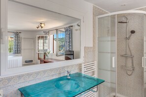 Shower, hair dryer, towels - Fantastic Apartment “Casa Paqui”with Sea View, Mountain View & Wi-Fi (Puerto de Sóller)
