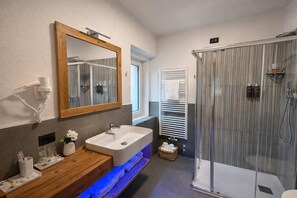 Kahden hengen deluxe-huone (yksi tai kaksi sänkyä) | Kylpyhuone | Hiustenkuivaaja, pyyhkeet, saippua, sampoo