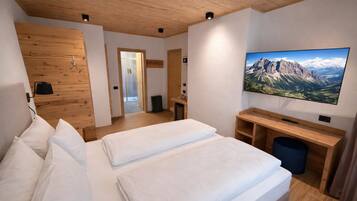 Deluxe Double or Twin Room | In-room safe, desk, laptop workspace, free WiFi