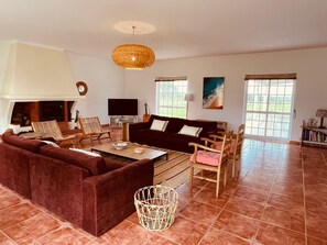 Tv och ett bordtennisbord