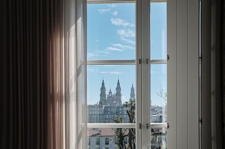 Minibar, caja de seguridad en la habitación y escritorio