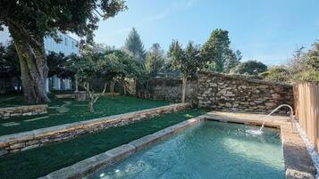 Piscina externa, espreguiçadeiras