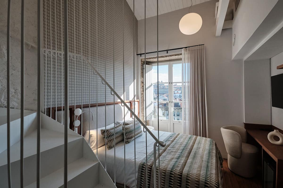 Camera tripla, vista città | Minibar, una cassaforte in camera, una scrivania, postazione laptop