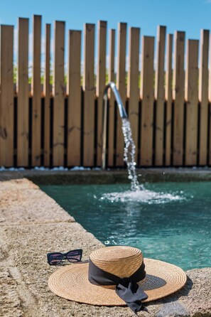 Piscine extérieure, chaises longues