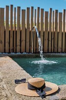 Una piscina al aire libre, tumbonas