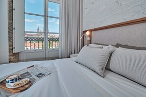 Minibar, in-room safe, desk, laptop workspace - Hotel Gaio 7 (Santiago de Compostela)