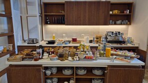 朝食 (ビュッフェ)、毎日提供 (1 名様 15 EUR)