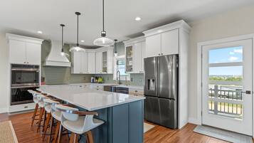 Jääkaappi, mikroaaltouuni, uuni, liesi