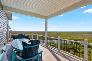 Outdoor dining - Seas the Moment by Seaside Vacations & Sales (Chincoteague Island)