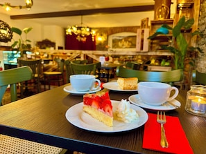 Petit déjeuner buffet servi tous les jours en supplément