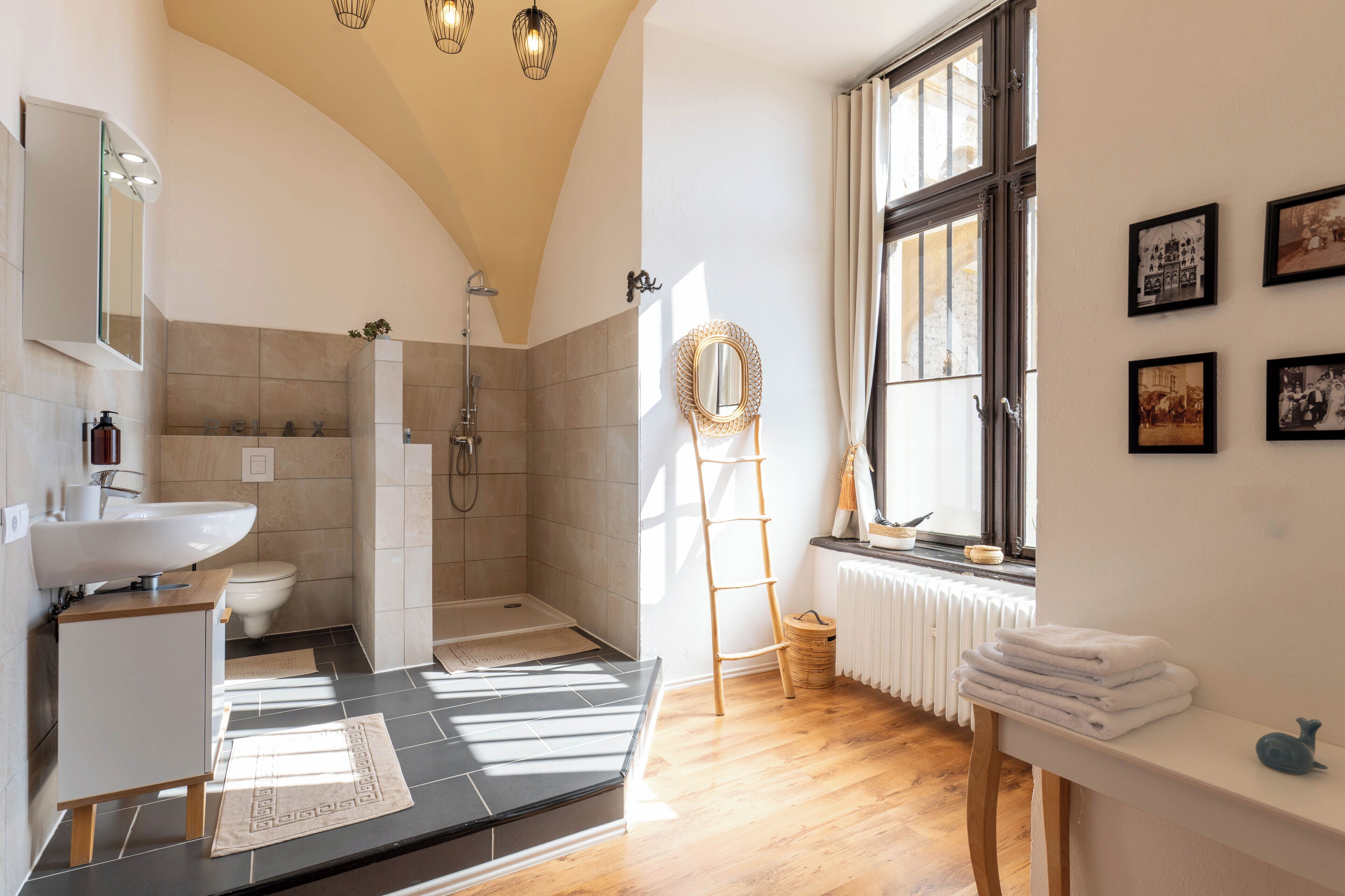 Deluxe-Doppelzimmer, Erdgeschoss | Badezimmer | Haartrockner, Seife, Shampoo, Toilettenpapier