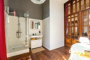 Superior tweepersoonskamer, balkon, uitzicht op wijngaard | Badkamer | Een haardroger, zeep, shampoo, toiletpapier
