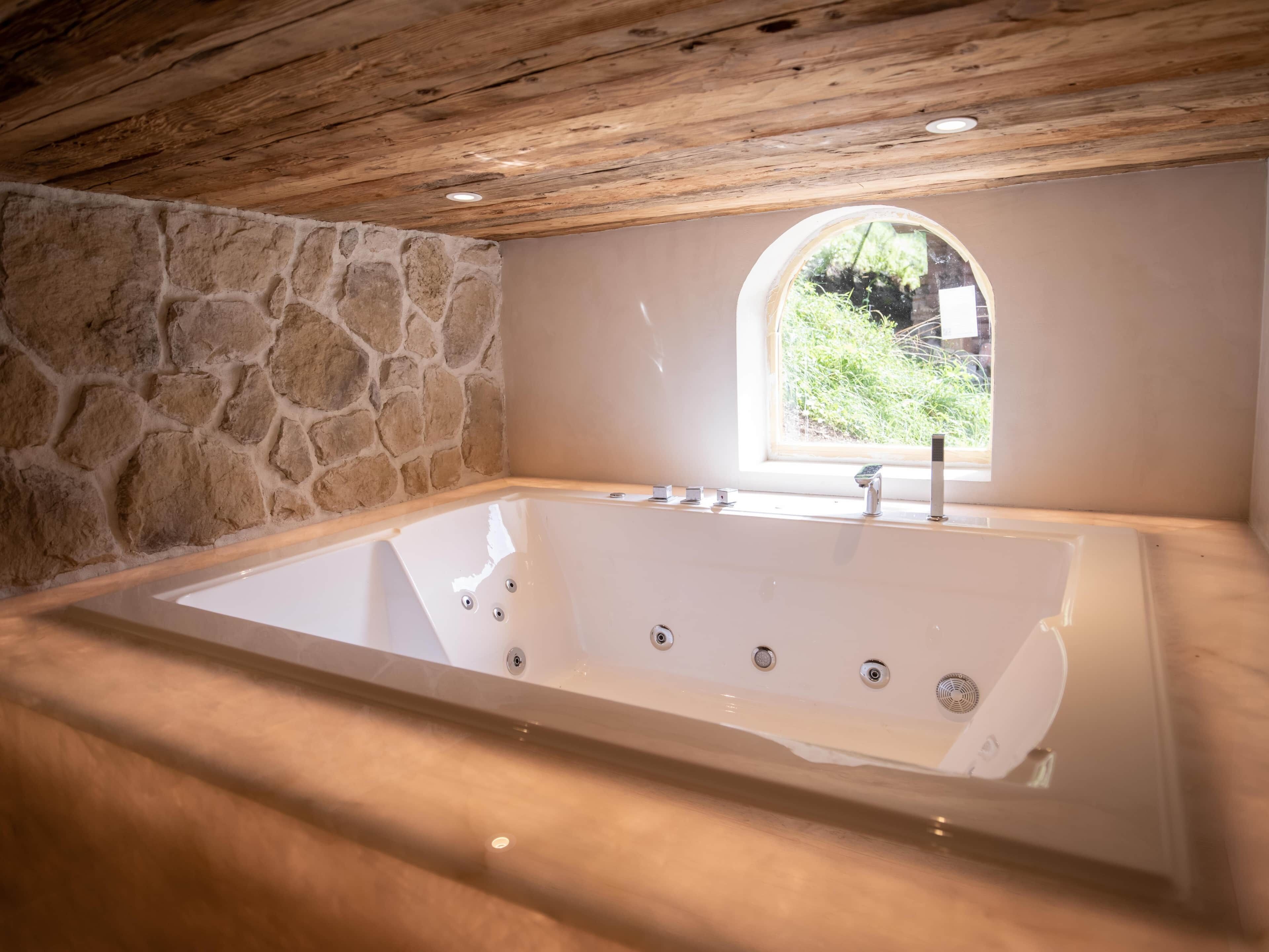 Sèche-cheveux, serviettes fournies