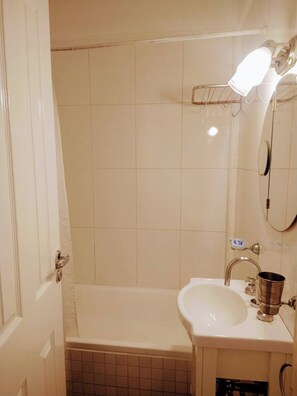 Sèche-cheveux, serviettes fournies, savon, papier toilette