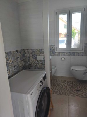 Suihku, hiustenkuivaaja, bidee, pyyhkeet