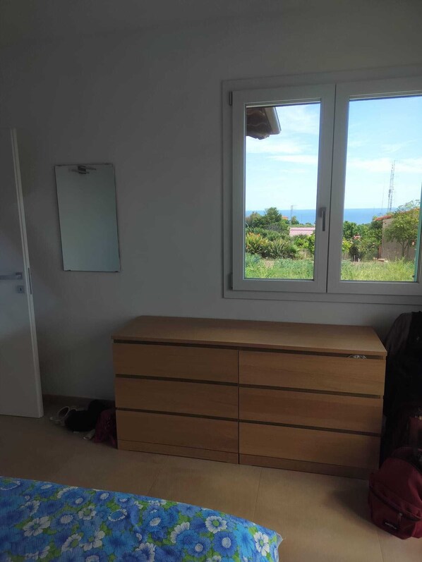 4 bedrooms, bed sheets