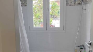 Douche, sĂšche-cheveux, bidet, serviettes fournies