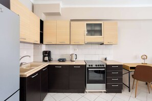 Fridge, oven, stovetop, coffee/tea maker