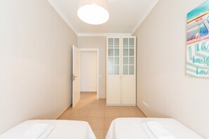 1 quarto, ferros/tábuas de passar roupa