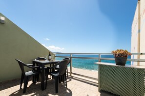 House | Outdoor dining - Beachfront House in Las Palmas With Sea Views (Las Palmas de Gran Canaria)
