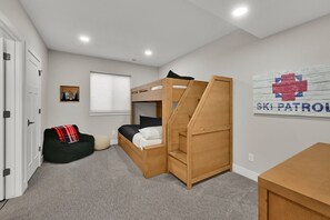 4 室のベッドルーム、デスク、アイロン / アイロン台、旅行用ベビーベッド