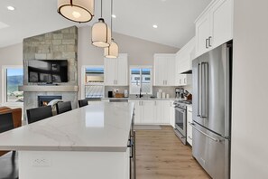 冷蔵庫、電子レンジ、オーブン、コンロ