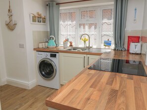 Cookware/dishes/utensils - Claire Cottage (Swanage)