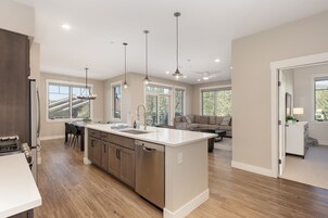 Condo, 2 Bedrooms | Interior