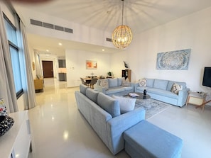 Smart TV - Luxury 3BR Villa with Majlis, Marina & Mountain View, Sleeps 9, Al Dana Villa (Fujairah)