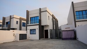Exterior - Luxury 3BR Villa with Majlis, Marina & Mountain View, Sleeps 9, Al Dana Villa (Fujairah)