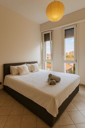 1 dormitorio, tabla de planchar con plancha, wifi y ropa de cama
